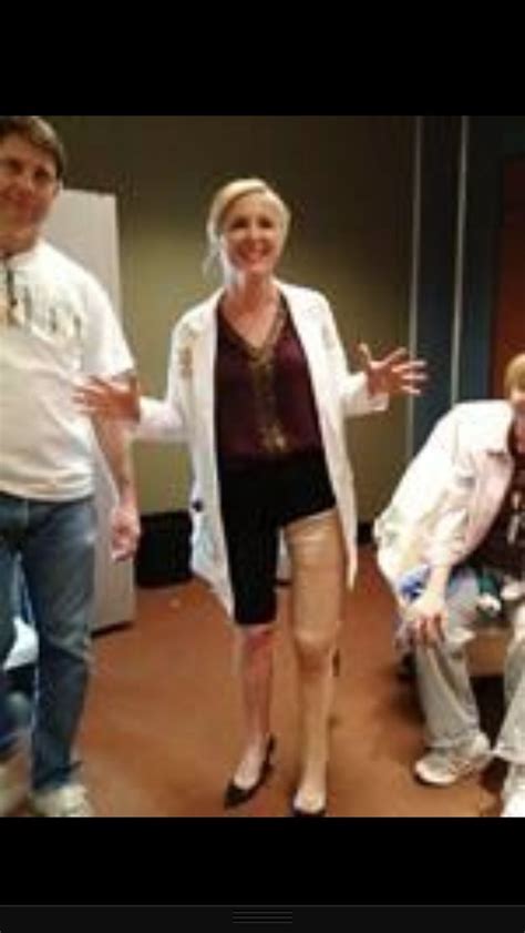 does jessica capshaw have both legs|Does the Arizona Robbins actor have a prosthetic leg。